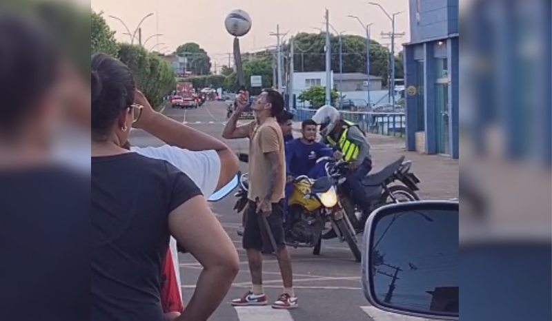 Motociclistas colidem após se distraírem com artista de rua em Tefé