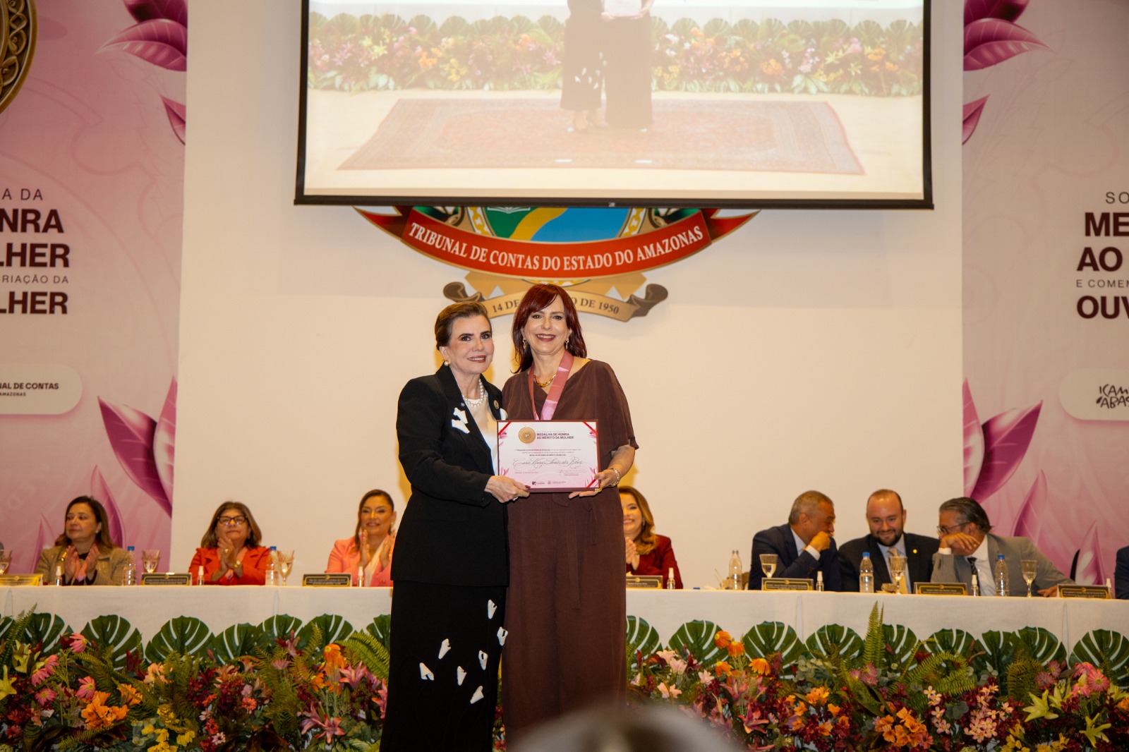 Desembargadora do TRE-AM é homenageada com Medalha de Honra ao Mérito à Mulher