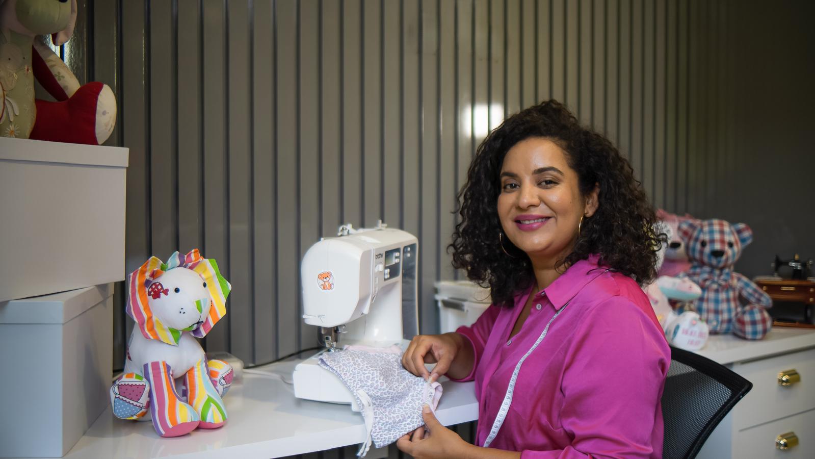 Jornalista amazonense cria ursos de memória como refúgio emocional