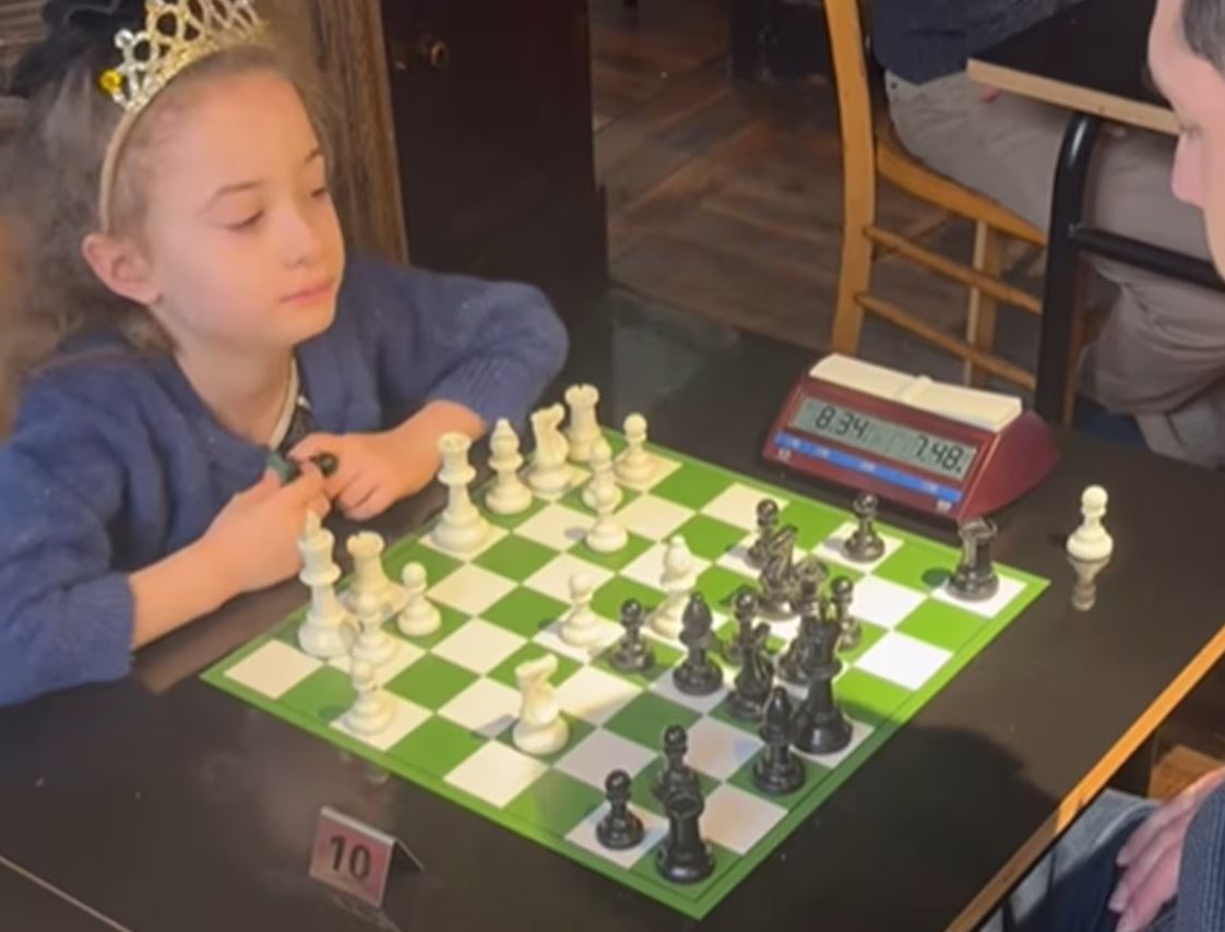 Menina de 6 anos conquista o xadrez e causa polêmica nas redes sociais