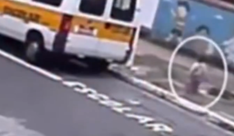 Motorista esquece criança de 2 anos em frente a creche em SP