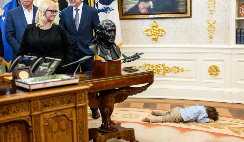 Menino de 2 anos se destaca ao rolar pelo tapete da Casa Branca durante discurso de Trump