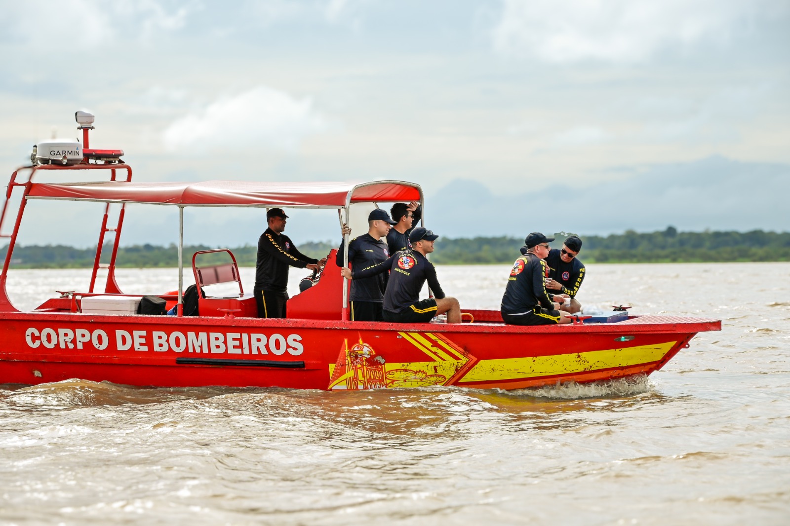 Buscas por desaparecidos de naufrágio de lancha em Manaus prosseguem