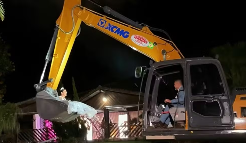 Noiva chega à cerimônia de casamento em escavadeira em SC