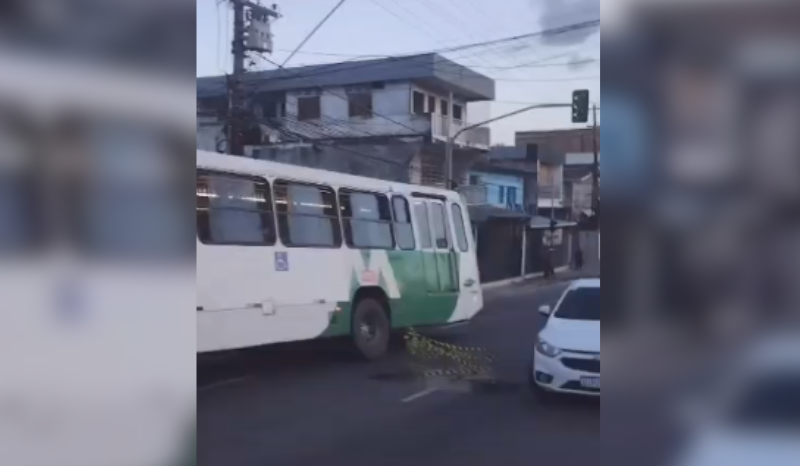 Ônibus cai em cratera na Constantino Nery após asfalto ceder