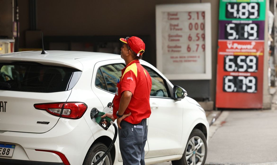 Governo Federal Propõe Usar Receita do Petróleo para Reduzir Preços dos Combustíveis