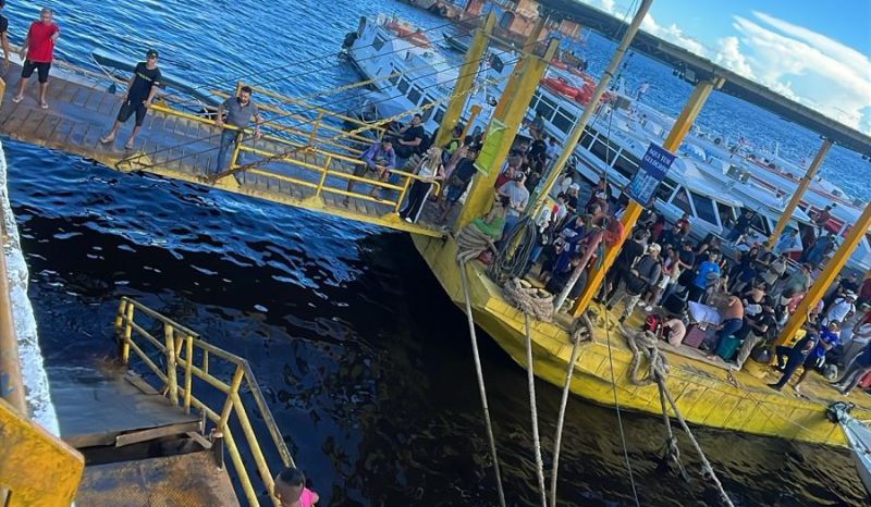 Parte da estrutura de acesso à balsa amarela desaba na Manaus Moderna
