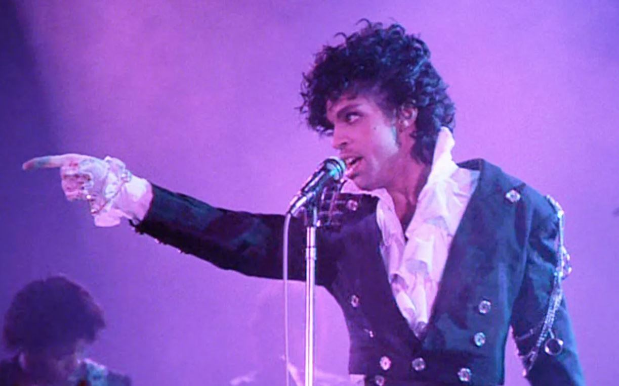 Prince completa dez anos de morte com músicas entre as mais tocadas no Brasil
