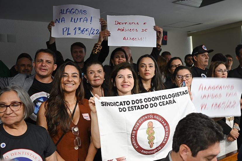 CAE avança para aprovação de piso salarial de R$ 13.662 para médicos