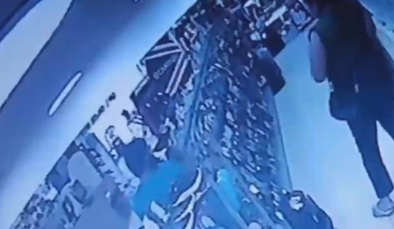 Casal é flagrado em furto a sapataria no Centro de Manaus; Assista ao vídeo