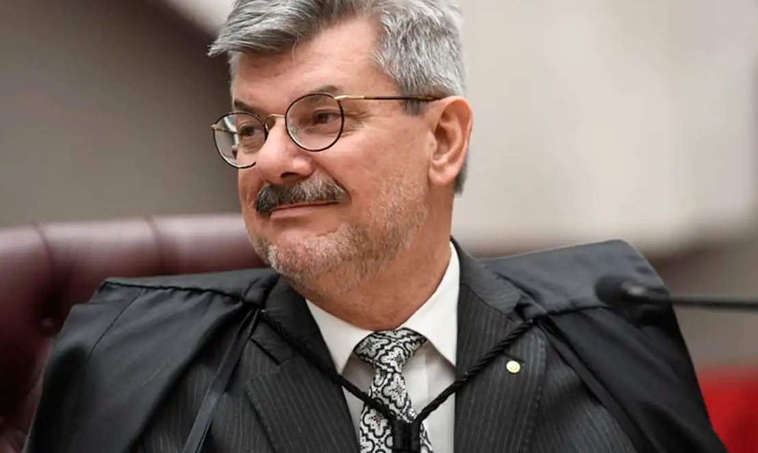 STJ abre processo e mantém afastamento de ministro acusado de assédio