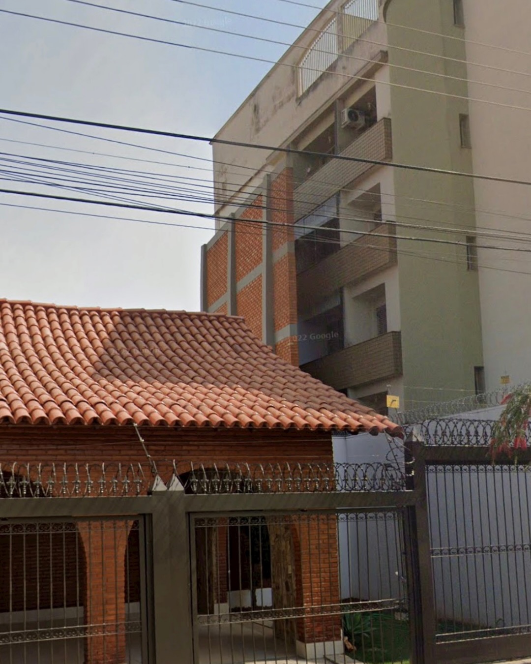 Morador constrói supermuro para garantir privacidade e causa polêmica