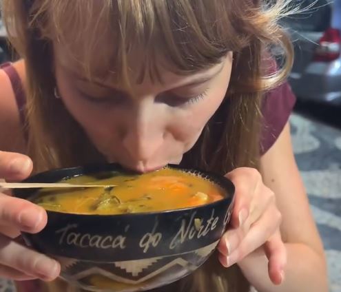 Turista internacional se encanta com o sabor do Tacacá e reação viraliza
