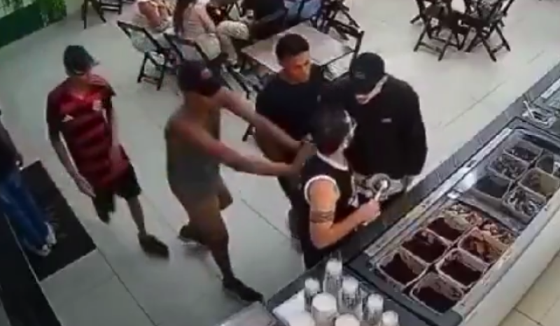 Torcedores do Flamengo atacam homem de camisa do Corinthians em sorveteria