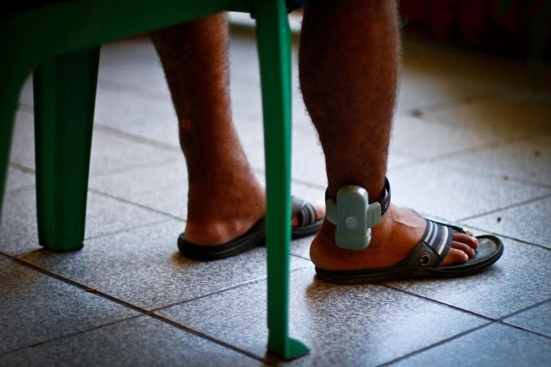 Governo lança programa de monitoramento de agressores com tornozeleiras