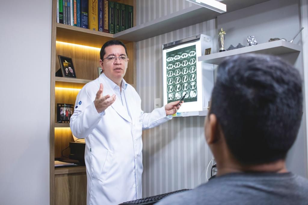 Abril Lilás: conscientização sobre câncer de testículo e autoexame