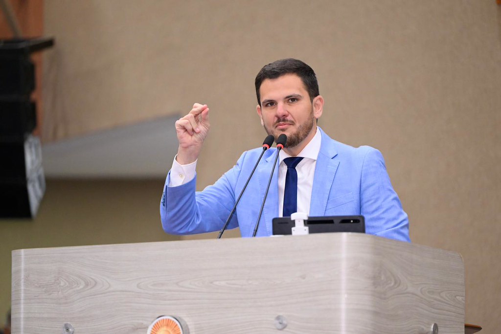 Prefeito Renato Junior veta criação de cotas para pais de autistas em Manaus