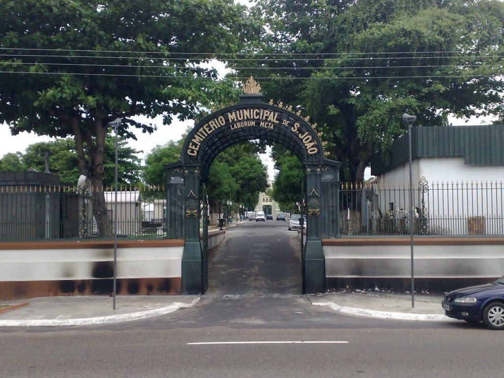 Cemitério de Manaus se transforma em cinema para discutir feminicídio
