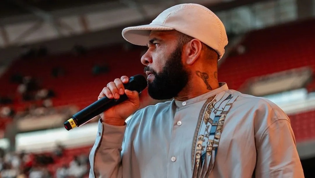 Daniel Alves brilha em evento religioso para 35 mil pessoas na Espanha