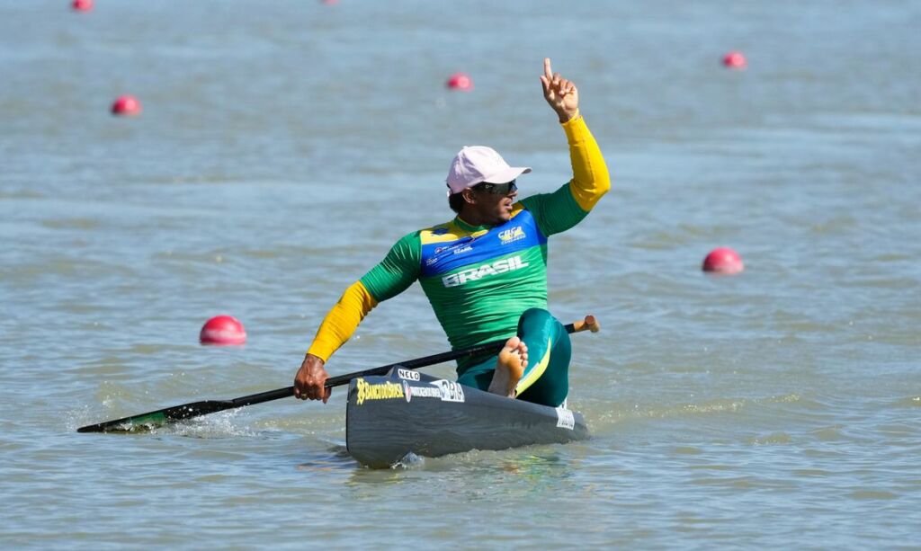 Isaquias Queiroz conquista medalha de prata na Copa do Mundo de Canoagem