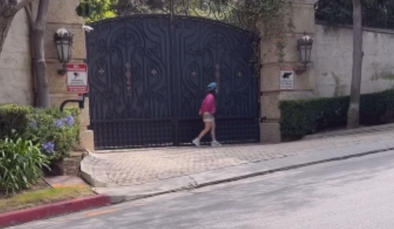 Exploração de Neverland: Brasileira Filma Portão Abrindo Sozinho