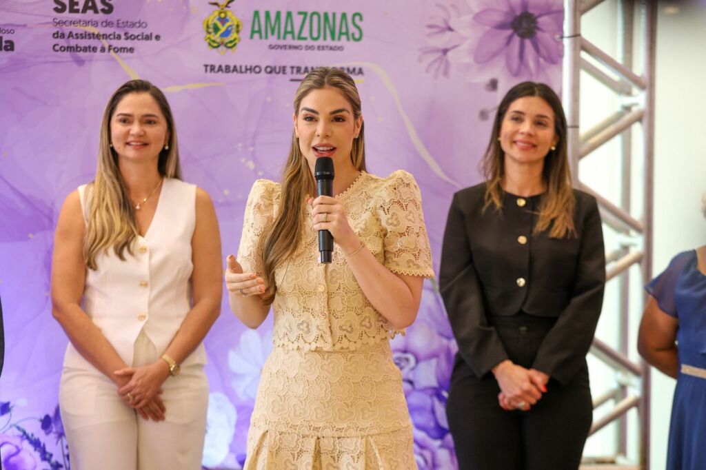 Primeira-dama Thaisa Cidade participa do baile Rosas de Maio no Palácio Rio Negro