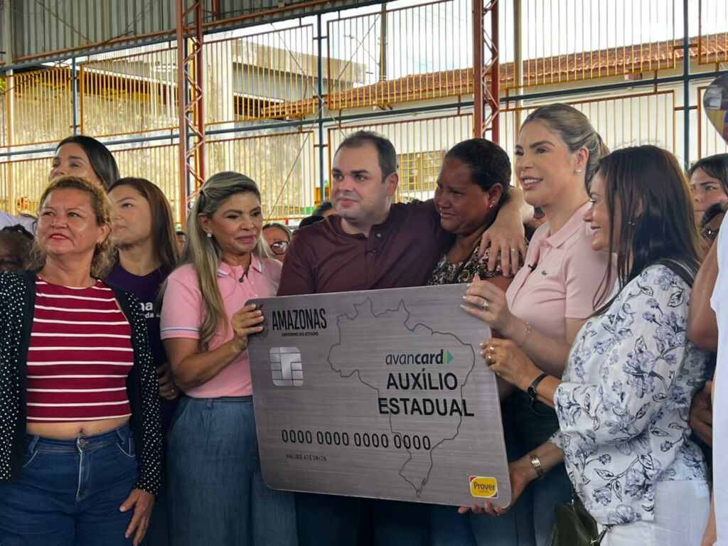 Manaus homenageia mães com entrega de cartões do Auxílio Estadual