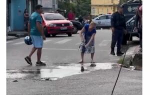 Mãe de motociclista limpa sangue do filho após acidente em Manaus