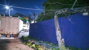 Caminhão colide com poste na zona leste de Manaus e motorista é autuado