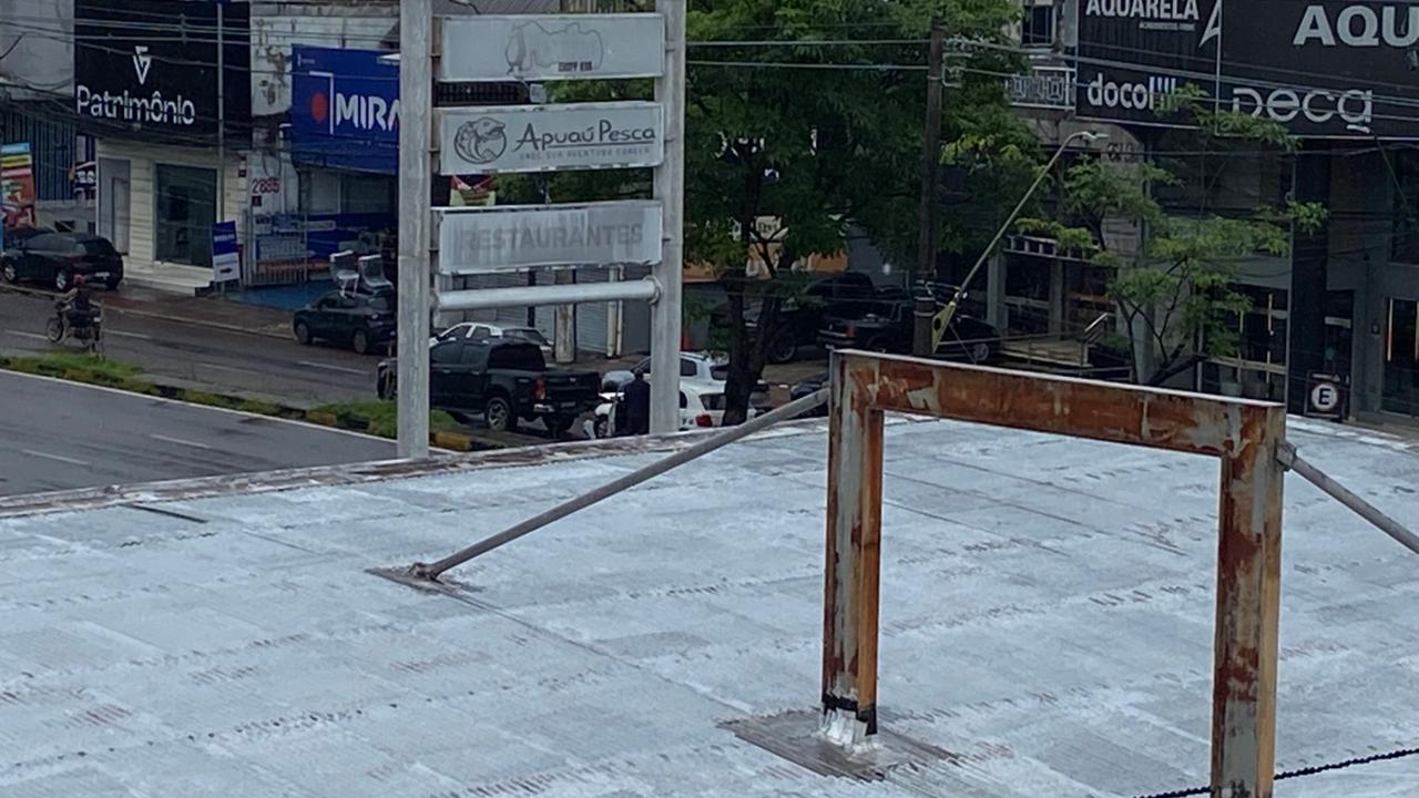 Acidente na Djalma Batista deixa frente de carro destruída em Manaus