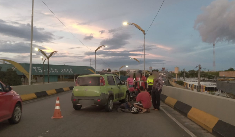 Motociclista é socorrido após acidente com carro em viaduto de Manaus