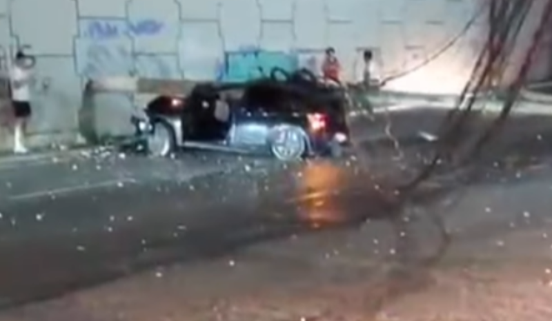 Carro é destruído após colidir com poste na avenida Efigênio Salles