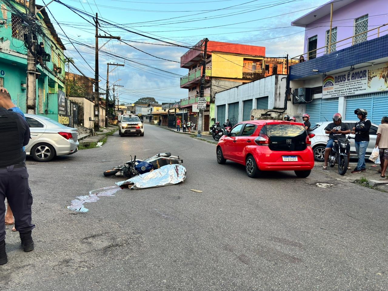 Motociclista morre após colisão com micro-ônibus na zona oeste de Manaus