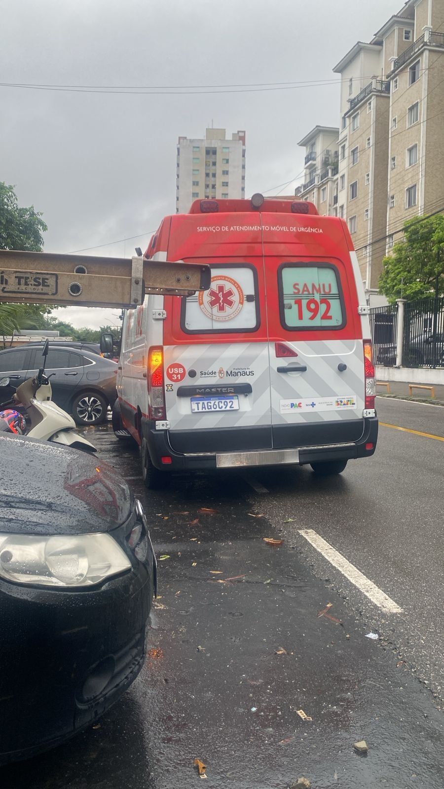 Mulher é atropelada por carro na rua Professor Samuel Benchimol em Manaus