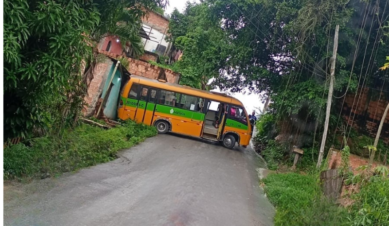 Micro-ônibus Amarelinho desce ladeira de ré e colide com casa em Manaus