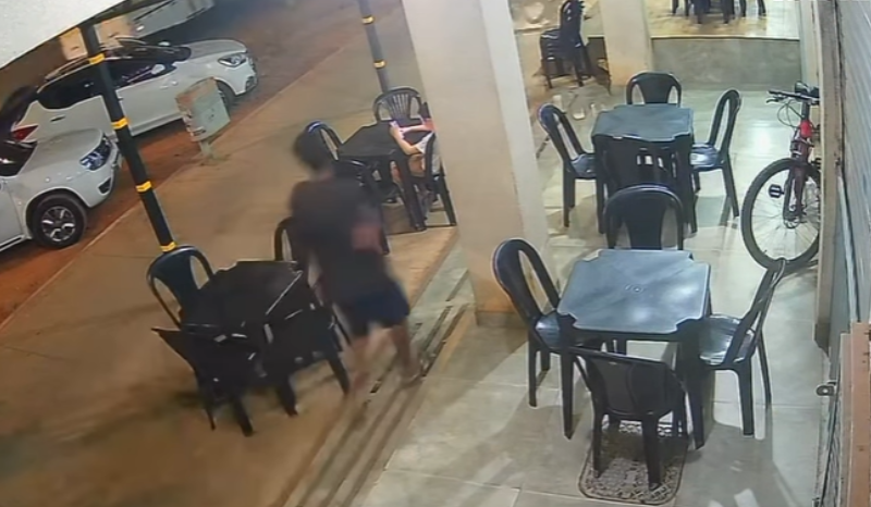 Menino tem celular levado em frente a hamburgueria no Paranoá, DF