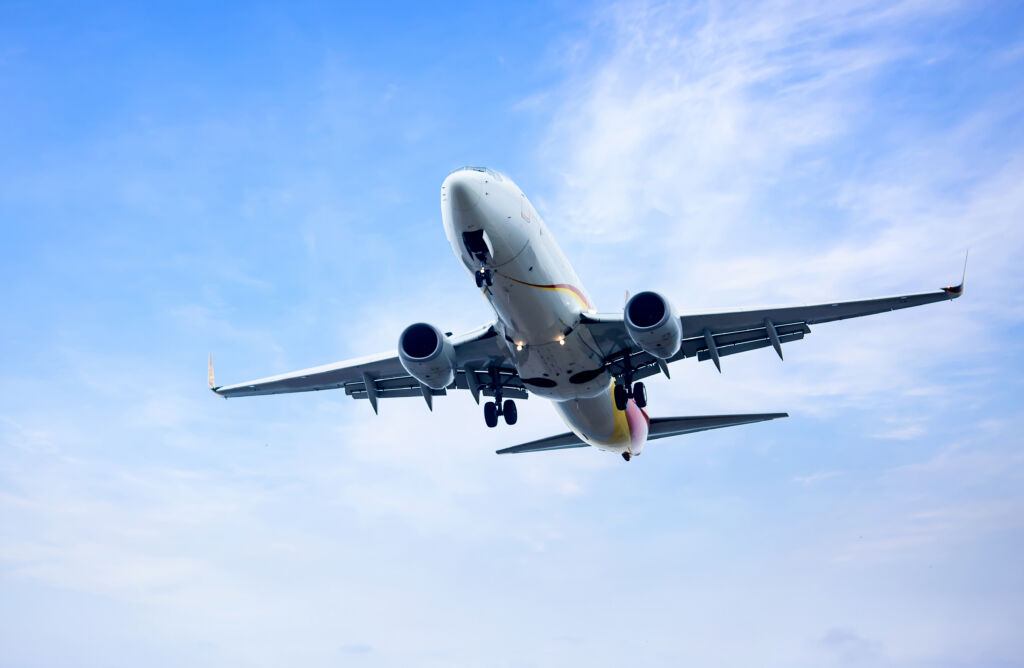 Avião da Frontier Airlines colide com pedestre em decolagem e causa morte nos EUA