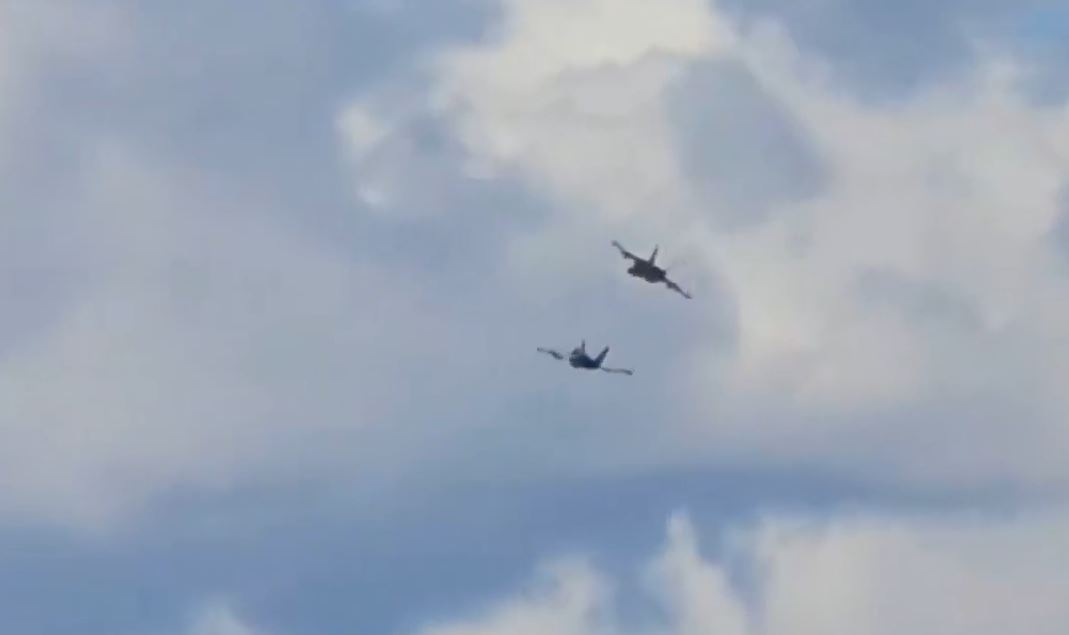 Caças da Marinha dos EUA colidem em apresentação aérea; pilotos se ejetam