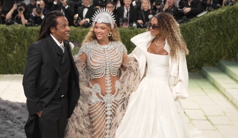 Beyoncé retorna ao Met Gala após dez anos com a filha Blue Ivy