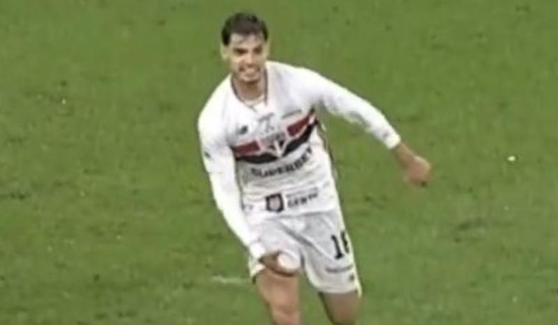Polêmica no Clássico: Bobadilla Escapa de Expulsão por Gesto na Comemoração