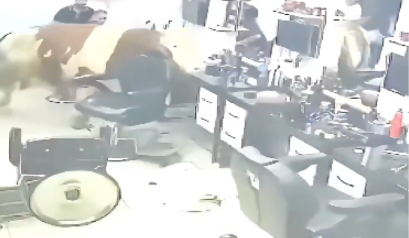 Touro de 1,5 tonelada invade barbearia após fugir de abate em Istambul