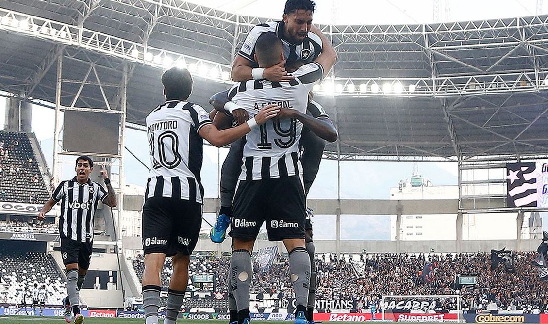 Arthur Cabral brilha e Botafogo vence Corinthians no Brasileirão