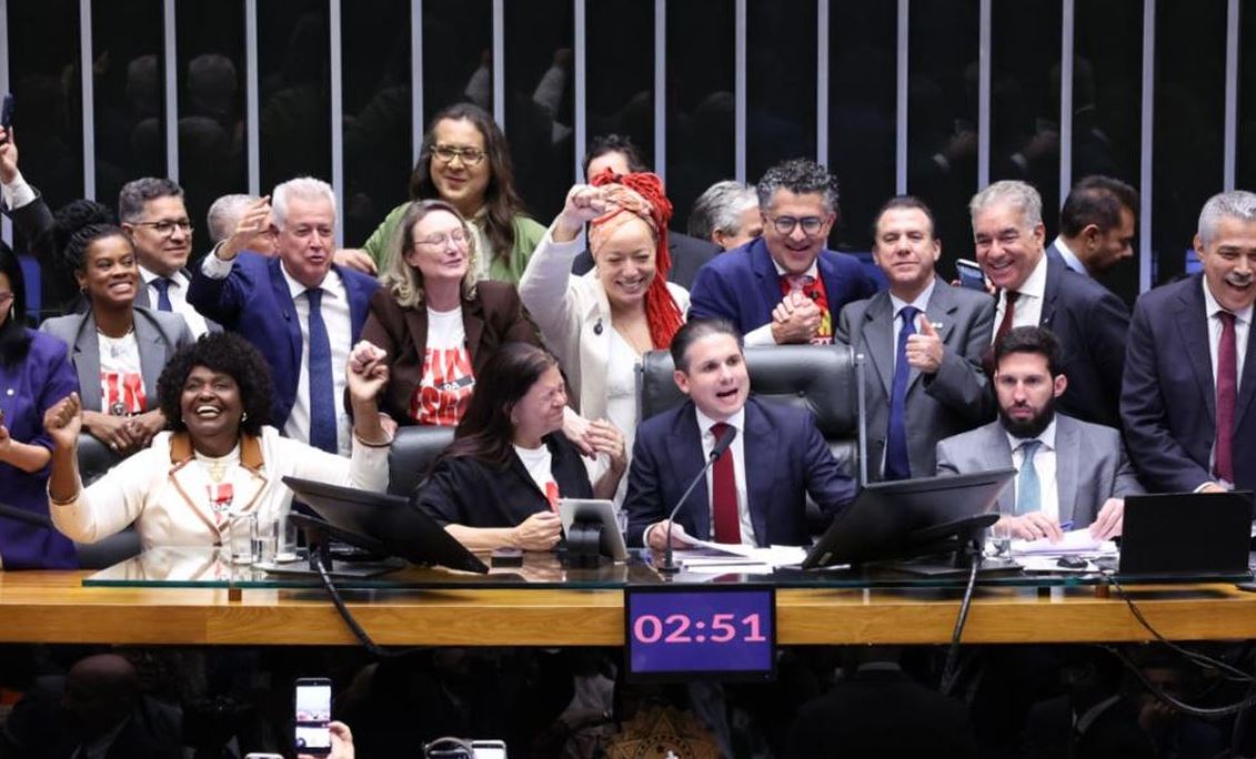 Câmara aprova PEC que reduz jornada semanal para 40 horas e altera escala 6x1