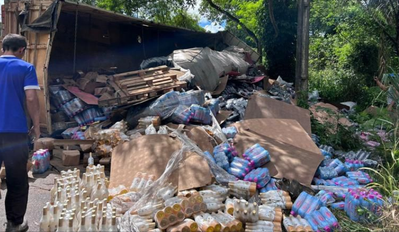 Caminhão de Carga Tomba em Ladeira do Japiim, Manaus, Sem Feridos