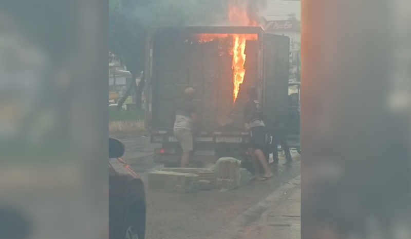 Caminhão-baú carregado pega fogo na avenida Brasil, em Manaus