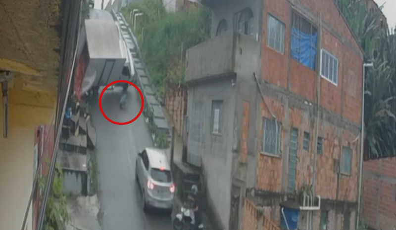 Homem pula de caminhão desgovernado e escapa por pouco de tragédia em Manaus