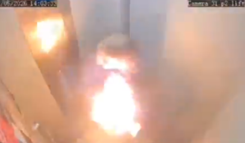 Carregador portátil explode em elevador na cidade de Surgut, Rússia