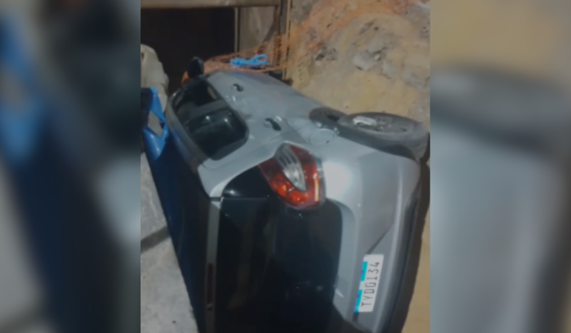 Carro cai em buraco de obra no bairro Nova Cidade, em Manaus