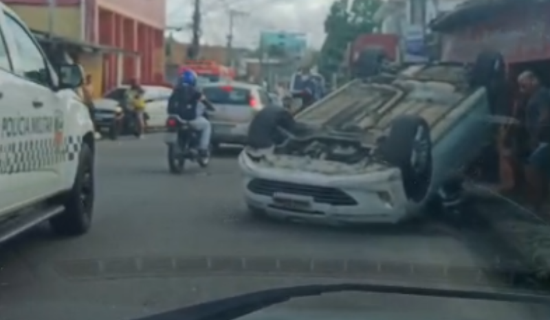 Acidente com capotamento é registrado no bairro Novo Aleixo em Manaus