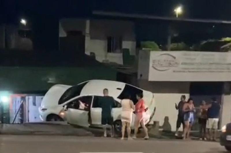Carro colide com residência após motorista perder o controle em Manaus